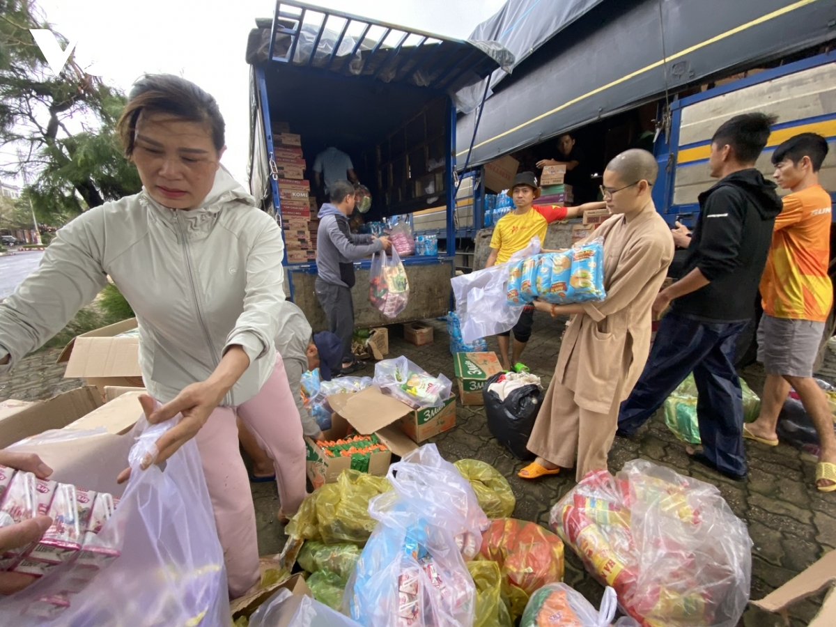 Những chuyến xe nghĩa tình đưa hàng cứu trợ về vùng tâm lũ Phú Yên cũ